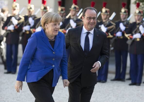 Der Praesident von Frankreich , Froncois Hollande, (R ) empfaengt Bundeskanzlerin Angela Merkel, CDU, beimTreffen der Staats und Regierungschefs, im Normandie-Format, zur Krise in der Ukraine. Paris 02.10.2015 . Paris Frankreich Copyright: xThomasxImox