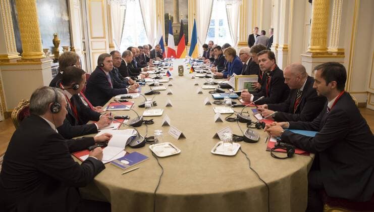 Bundesaussenminister Frank-Walter Steinmeier, SPD, und Bundeskanzlerin Angela Merkel, CDU, beim Treffen der Staats und Regierungschefs im Normandie-Format zur Krise in der Ukraine. Paris 02.10.2015 . Paris Frankreich Copyright: xThomasxImox