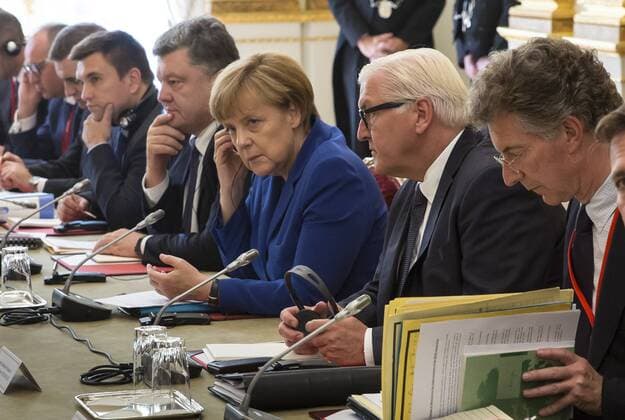 Bundesaussenminister Frank-Walter Steinmeier, SPD, und Bundeskanzlerin Angela Merkel, CDU, beim Treffen der Staats und Regierungschefs im Normandie-Format zur Krise in der Ukraine. Paris 02.10.2015 . Paris Frankreich Copyright: xThomasxImox