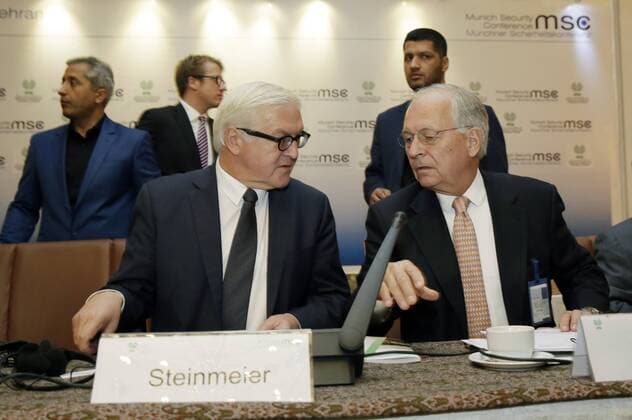 Core Group Meeting Tehran: Bundesaussenminister Frank-Walter Steinmeier (L), SPD, und Wolfgang Ischinger (R) in Teheran, Iran. 17.10.2015, Tehran Iran Copyright: xThomasxKoehlerx
