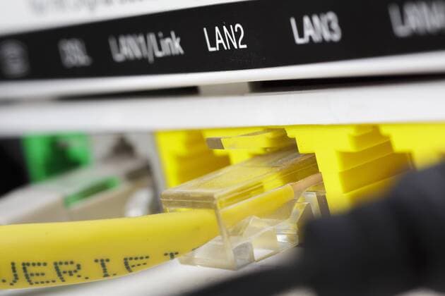 Ein Netzwerkkabel steckt in einem Router im Anschluss fuer ein LAN Netzwerk ( Local Area Network ). Berlin, 23.10.2015. Berlin Deutschland Copyright: xThomasxTrutschelx