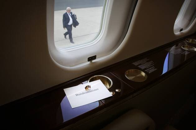 Pin von Bundesaussenminister Frank-Walter Steinmeier, SPD, auf seinem Platz in einem Flugzeug der Flugbereitschaft. Berlin, 13.11.2015. Berlin Deutschland Copyright: xThomasxTrutschelx