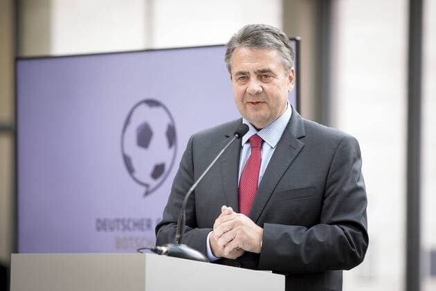 Bundesaussenminister Sigmar Gabriel, SPD, haelt im Rahmen der Auszeichnung des Deutschen Fußball-Botschafters 2017 eine Rede. 16.05.2017, Berlin. Berlin Deutschland Copyright: xIngaxKjerx