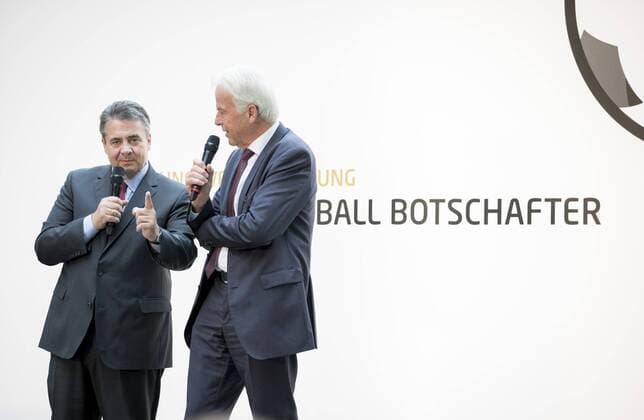 Bundesaussenminister Sigmar Gabriel (l), SPD, steht im Rahmen der Auszeichnung des Deutschen Fußball-Botschafters 2017 gemeinsam mit Rainer Holzschuh auf der Buehne. 16.05.2017, Berlin. Berlin Deutschland Copyright: xIngaxKjerx