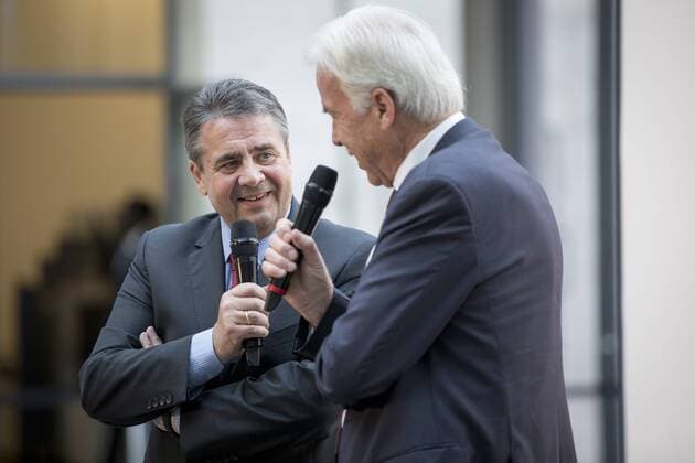 Bundesaussenminister Sigmar Gabriel (l), SPD, steht im Rahmen der Auszeichnung des Deutschen Fußball-Botschafters 2017 gemeinsam mit Rainer Holzschuh auf der Buehne. 16.05.2017, Berlin. Berlin Deutschland Copyright: xIngaxKjerx