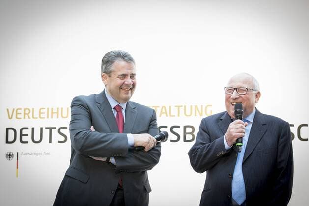 Bundesaussenminister Sigmar Gabriel (l), SPD, steht im Rahmen der Auszeichnung des Deutschen Fußball-Botschafters 2017 gemeinsam mit Uwe Seeler auf der Buehne. 16.05.2017, Berlin. Berlin Deutschland Copyright: xIngaxKjerx