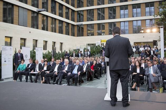 Bundesaussenminister Sigmar Gabriel, SPD, haelt im Rahmen der Auszeichnung des Deutschen Fußball-Botschafters 2017 eine Rede. 16.05.2017, Berlin. Berlin Deutschland Copyright: xIngaxKjerx