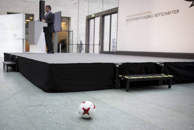 Bundesaussenminister Sigmar Gabriel, SPD, haelt im Rahmen der Auszeichnung des Deutschen Fußball-Botschafters 2017 eine Rede. 16.05.2017, Berlin. Berlin Deutschland Copyright: xIngaxKjerx