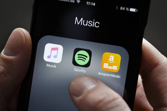 Symbol der Streeming Dienste Spotify und Amazon Music auf einem Smartphone. Berlin, 21.01.2016. Berlin Deutschland Copyright: xThomasxTrutschelx