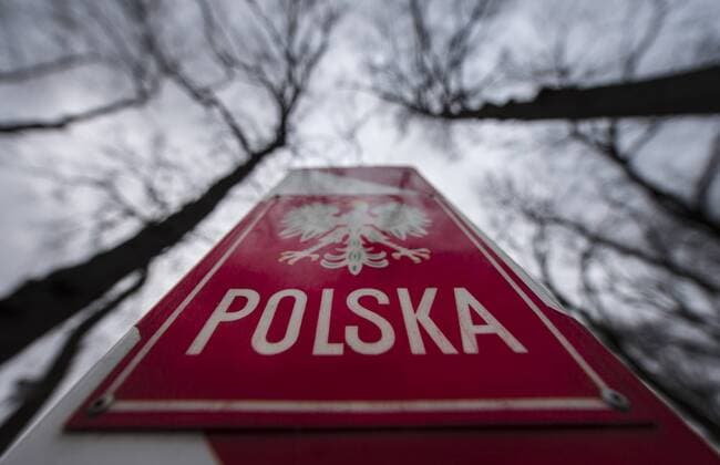 Ein Grenzstein der Republik Polen steht kurz hinter der deutsch-polnischen Grenze in Zgorzelec, Zgorzelec, 08.02.2016. Zgorzelec Polen Copyright: xFlorianxGaertnerx