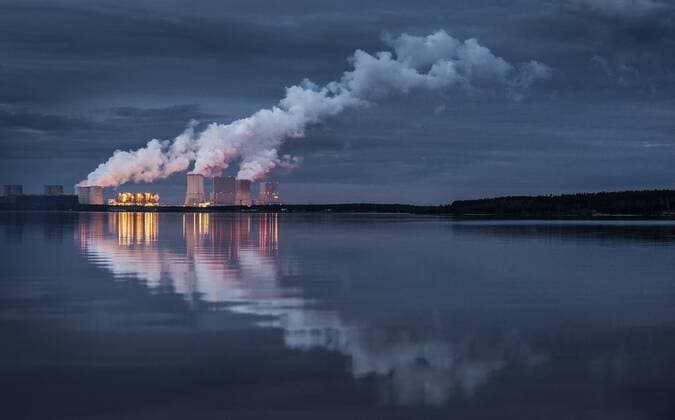 IMAGO Nature: Unsere Erde, Energiequellen, Kohlekraftwerke IMAGO Nature: Unsere Erde, Umweltverträgliche Herausforderungen, Kohlendioxid Das Braunkohlekraftwerk von Boxberg spiegelt sich im Baerwalder See am Ufer von Klitten, 14.02.2016. (Aufnahme mit langer Belichtungszeit). Klitten Deutschland Copyright: xFlorianxGaertnerx