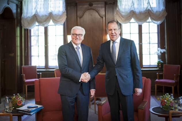 Bundesaussenminister Frank-Walter Steinmeier (l), SPD, trifft Sergei Lawrow (r), Aussenminister von Russland, waehrend des Ministertreffens zur Ukraine-Krise in Berlin, 11.05.2016. Berlin Germany Copyright: xFlorianxGaertnerx