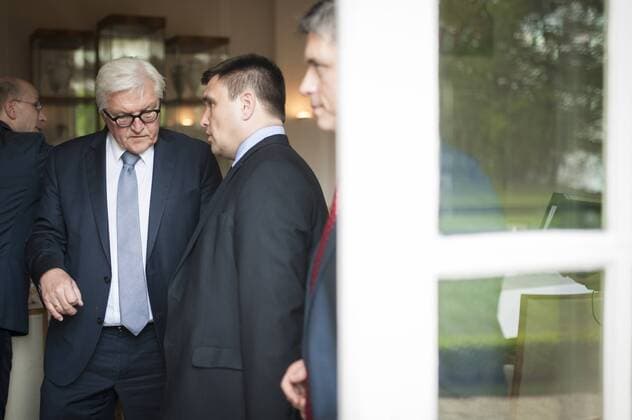 Bundesaussenminister Frank-Walter Steinmeier (l), SPD, unterhaelt sich mit Pawlo Klimkin, Aussenminister der Ukraine, im Rahmen des Ministertreffens zur Ukraine-Krise in Berlin, 11.05.2016. Berlin Germany Copyright: xFlorianxGaertnerx