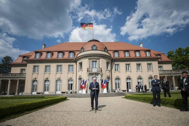 Bundesaussenminister Frank-Walter Steinmeier, SPD, gibt ein Pressestatement nach dem Ministertreffen zur Ukraine-Krise in Berlin, 11.05.2016. Berlin Germany Copyright: xFlorianxGaertnerx