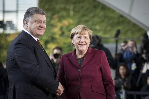Praesident der Ukraine Petro Poroschenko wird begruesst von Bundeskanzlerin Angela Merkel, CDU, vor dem Normandie-Treffen im Bundeskanzleramt in Berlin, 19.10.2016. Berlin Deutschland Copyright: xFlorianxGaertnerx