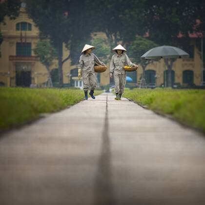 Zwei Gaertnerinnen laufen mit Koerben durch die Parkanlage vor dem Ho Chi Minh Mausoleum in Hanoi, 31.10.2016. , available, , Hanoi Vietnam Copyright: xThomasxKoehlerx