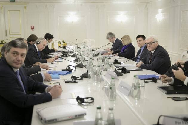 Auftaktfoto vom Aussenministertreffen im Normandie-Format mit Bundesaussenminister Frank-Walter Steinmeier, Jean-Marc Ayrault, Aussenminister von Frankreich, Sergei Lawrow, Aussenminister von Russland, und Pawlo Klimkin, Aussenminister der Ukraine, in Minsk, 29.11.2016. Minsk Belarus Copyright: xFlorianxGaertnerx