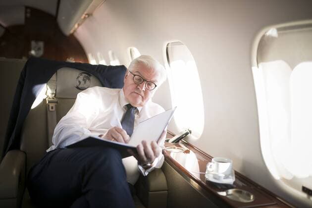 Bundesaussenminister Frank-Walter Steinmeier, SPD, sitzt im Flugzeug auf dem Weg nach Paderborn in Berlin, 19.12.2016. Berlin Germany Copyright: xFlorianxGaertnerx