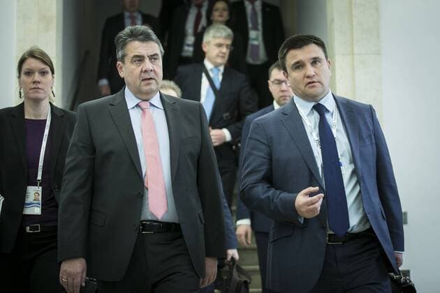 Sigmar Gabriel, SPD, Vizekanzler und Bundesaussenminister, und Pawlo Klimkin, Aussenminister der Ukraine, gehen zusammen zu einem Treffen der Aussenminister im Normandie-Format im Rahmen der Muenchner Sicherheitskonferenz in Muenchen, 18.02.2017. Muenchen Germany Copyright: xFlorianxGaertnerx