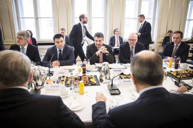 Sigmar Gabriel (M), SPD, Vizekanzler und Bundesaussenminister, trifft sich im Normandie-Format mit Sergei Lawrow (R, von hinten), Aussenminister von Russland, Jean-Marc Ayrault (L, von hinten), Aussenminister von Frankreich und Pawlo Klimkin (L), Aussenminister der Ukraine, im Rahmen der Muenchner Sicherheitskonferenz in Muenchen, 18.02.2017. Muenchen Germany Copyright: xFlorianxGaertnerx