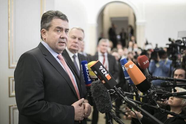 Sigmar Gabriel, SPD, Vizekanzler und Bundesaussenminister, und Jean-Marc Ayrault, Aussenminister von Frankreich, sprechen zu den Medien im Rahmen der Muenchner Sicherheitskonferenz in Muenchen, 18.02.2017. Muenchen Germany Copyright: xFlorianxGaertnerx