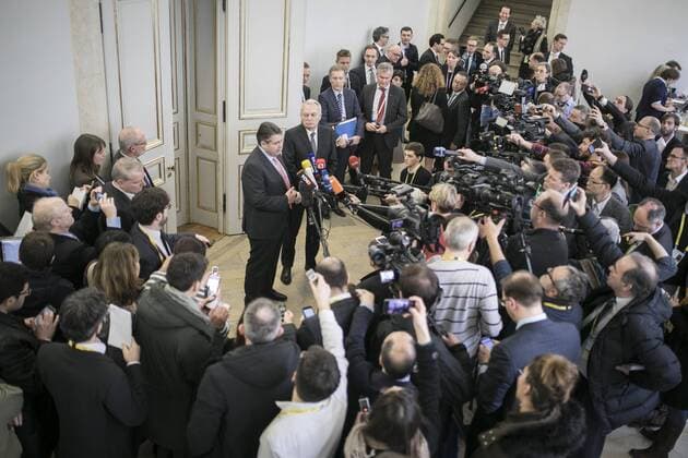 Sigmar Gabriel, SPD, Vizekanzler und Bundesaussenminister, und Jean-Marc Ayrault, Aussenminister von Frankreich, sprechen zu den Medien im Rahmen der Muenchner Sicherheitskonferenz in Muenchen, 18.02.2017. Muenchen Germany Copyright: xFlorianxGaertnerx