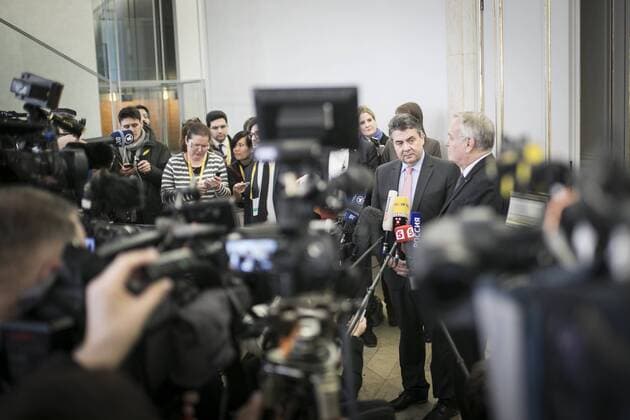 Sigmar Gabriel, SPD, Vizekanzler und Bundesaussenminister, und Jean-Marc Ayrault, Aussenminister von Frankreich, sprechen zu den Medien im Rahmen der Muenchner Sicherheitskonferenz in Muenchen, 18.02.2017. Muenchen Germany Copyright: xFlorianxGaertnerx