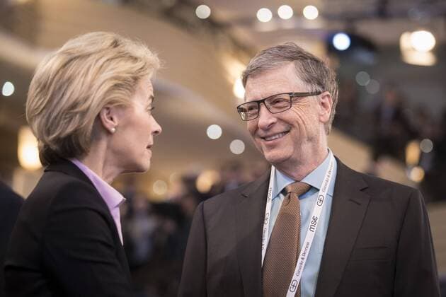 Der Gruender von Microsoft Bill Gates (R) unterhaelt sich mich Ursula von der Leyen, CDU, Bundesverteidigungsministerin, aufgenommen waehrend der Muenchner Sicherheitskonferenz in Muenchen, 18.02.2017. Muenchen Deutschland Copyright: xFlorianxGaertnerx