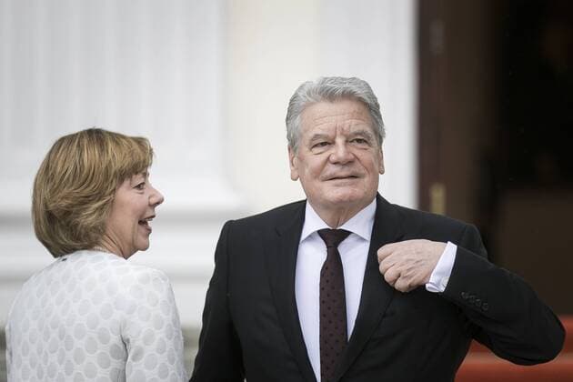 Bundespraesident a.D. Joachim Gauck mit seiner Lebensgefaehrtin Daniela Schadt, aufgenommen vor der symbolischen Uebergabe der Amtsgeschaefte an seinen Nachfolger, Bundespraesident Frank-Walter Steinmeier. Berlin, 19.03.2017. Berlin Deutschland Copyright: xFlorianxGaertnerx