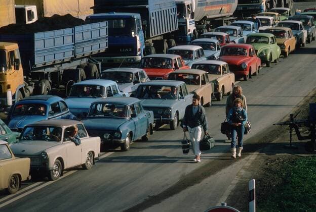 Trabbis und andere Autos auf dem Weg zur Deutsch-Deutschen Grenze. Berlin den 09.11.1989, Â Berlin Deutschland Copyright: xThomasxImox