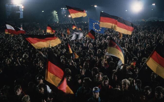 Menschen feiern die Deutsche Wiedervereinigung, dabei schwenken sie deutsche Flaggen und Fahnen Berlin, 03.10.1990, Â Berlin Deutschland Copyright: xThomasxImox