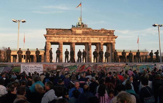 Soldaten befinden sich auf der Berliner Mauer vor dem Brandenburger Tor. Berlin den 09.11.1989, Berlin Deutschland Copyright: xThomasxImox