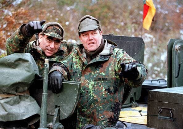 Volker Ruehe, Verteidigungsminister, CDU, (R) und Bundesfinanzminister Theo Waigel, CSU, auf Patrouillenfahrt mit einem Transportpanzer Fuchs in der Naehe von Sarajevo. Die Minister besuchten am 24. Oktober die in Bosnien stationierten deutschen SFOR-Truppen. Sarajevo, Bosnien, 24.10.1997, Sarajevo Bosnien Copyright: xThomasxImox
