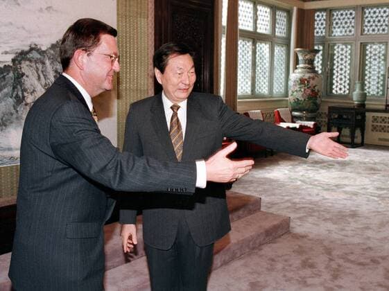 Carl-Dieter Spranger, Entwicklungshilfe-Minister, CSU, trifft den chinesischen Vizepremierminister Zhu Rongji in Peking, China, 20.10.1997, Beijing China Copyright: xThomasxImox