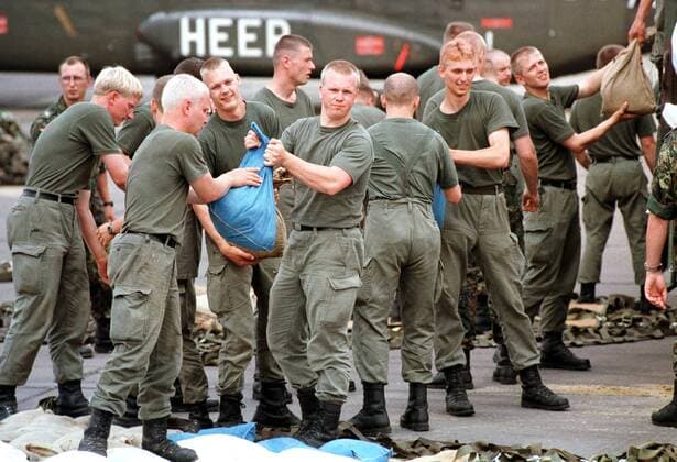 Bundeswehr, Soldaten verpacken Sandsaecke fuer den Lufttransport in die Ueberflutungsgebiete. Flugplatz Wriezen bei Eisenhuettenstadt, Deutschland, 24.07.1997, Wriezen Deutschland Copyright: xThomasxImox