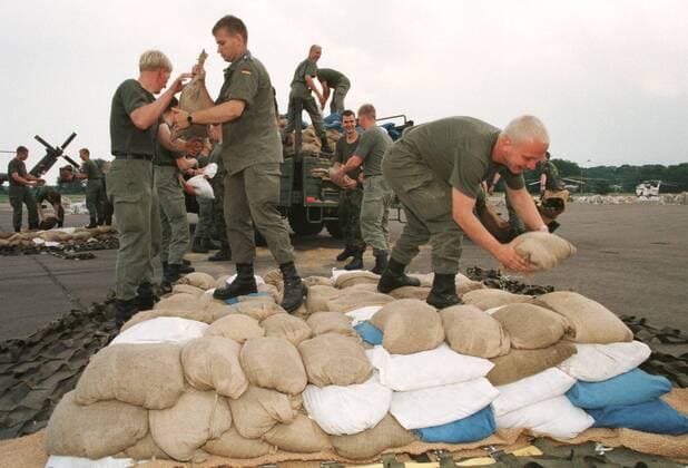 Soldaten der Bundeswehr verpacken Sandsaecke fuer den Lufttransport in die Ueberflutungsgebiete. Flugplatz Wriezen bei Eisenhuettenstadt, Deutschland, 24.07.1997, Wriezen Deutschland Copyright: xThomasxImox