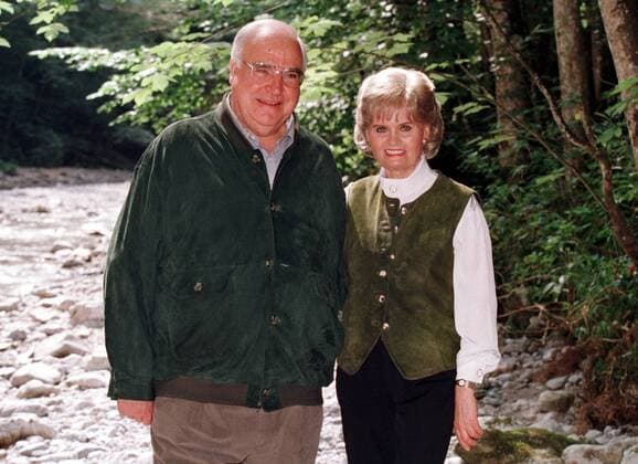 Helmut Kohl, Bundeskanzler, und Ehefrau Hannelore posieren in der Zinkenbach-Klamm. St. Gilgen, Oesterreich, 08.08.1997, St. Gilgen Österreich Copyright: xThomasxImox