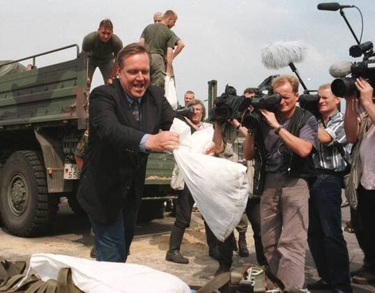 Volker Ruehe, Verteidigungsminister, CDU, hilft auf dem Flugplatz beim Verladen von Sandsaecken fuer des Ueberflutungsgebiet bei Frankfurt Oder. Wriezen, Deutschland, 24.07.1997, Wriezen Deutschland Copyright: xThomasxImox