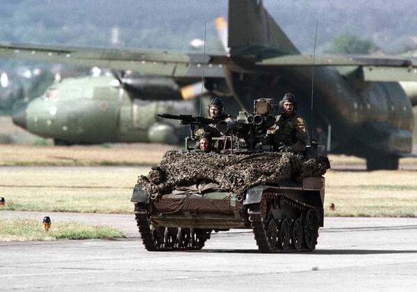Panzer Wiesel 1MK im Einsatz waehrend der Heeresuebung 97 Schneller Adler . Im Hintergrund C-160 Transall Transportmaschinen der Luftwaffe, Bundeswehr, Mending, 11.09.1997, Mendig Deutschland Copyright: xThomasxImox