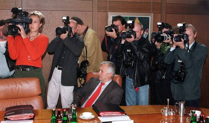 Eine Kabinettssitzung in Bonn wird von Fotografen und Kameraleuten verfolgt. Bonn, 24.09.1997, Bonn Deutschland Copyright: xThomasxImox