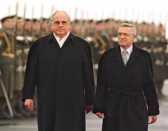 Helmut Kohl, Bundeskanzler, (l), CDU, zusammen mit V‡clav Klaus, (r), Ministerpraesident der Tschechischen Republik, inspizieren die Ehrengarde am Prager Flughafen. Prag, Tschechien, 21.01.1997, Prag Tschechische Republik Copyright: xThomasxImox