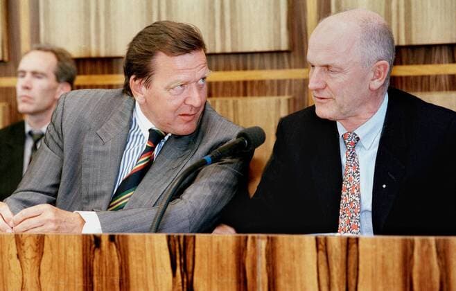 Gerhard Schroeder, SPD, Ministerpraesident (l) im Gespraech mit Ferdinand Piech, Volkswagen AG waehrend einer Pressekonferenz in Bonn, August 1995, Bonn Deutschland Copyright: xThomasxImox