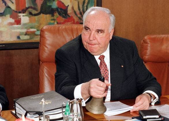 Bundeskanzler Helmut Kohl, CDU, laeutet die Kabinettsrunde ein. Bonn den 17.12.1997, Bonn Deutschland Copyright: xUtexGrabowskyx