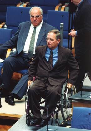 Der CDU CSU Fraktionsvorsitzende Wolfgang Schaeuble im Deutscher Bundestag in Bonn. Links im Hintergrund Bundeskanzler Helmut Kohl, CDU. 15.07.1997 , Bonn Deutschland Copyright: xThomasxImox