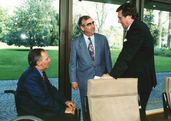 CDU CSU Fraktionschef Wolfgang Schaeuble (L) im Gespraech mit Finanzminister Theo Waigel, CSU, (M) und FDP Chef Wolfgang Gerhardt (R) waehrend des Steuergipfels im Kanzleramt in Bonn am 23.04.1997 , Bonn Deutschland Copyright: xThomasxImox