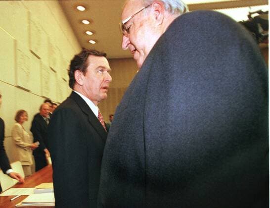Bundeskanzler Helmut Kohl, CDU, (R) und Gerhard Schroeder, SPD - Kanzlerkandidat, im Bundesrat in Bonn am 24.04.1998 , Bonn Deutschland Copyright: xNicolexMaskusx