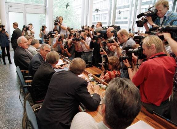 Die CDU CSU -Spitze ( Helmut Kohl , Theo Waigel, ) umringt von Fotografen und Kameras in der Bundespressekonferenz in Bonn am 12.08.1998 , Bonn Deutschland Copyright: xThomasxImox