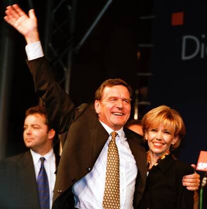 SPD-Kanzlerkandidat Gerhard Schroeder praesentiert sich am Wahlabend mit Ehefrau Doris Schroeder-Koepf als strahlender Sieger der Bundestagswahl 1998 , Bonn den 27.09.1998 , Bonn Deutschland Copyright: xBerndxLauterx