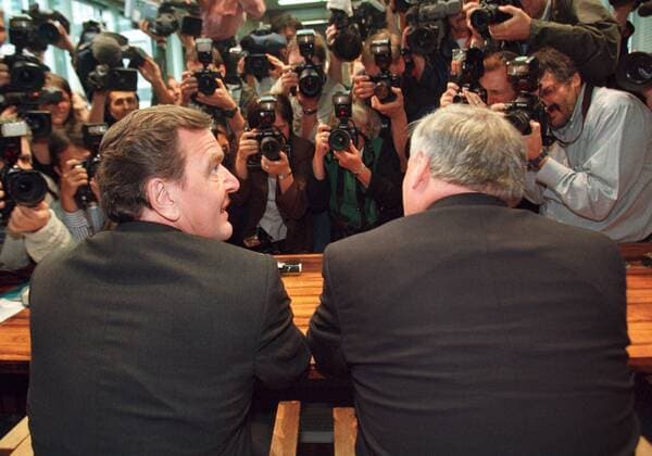 Nach dem Sieg bei der Bundestagswahl trat der desiegnierte Bundeskanzler der SPD Gerhard Schroeder mit dem SPD-Parteivorsitzenden Oskar Lafontaine vor die Presse , Bonn den 27.09.1998 , Bonn Deutschland Copyright: xNicolexMaskusx