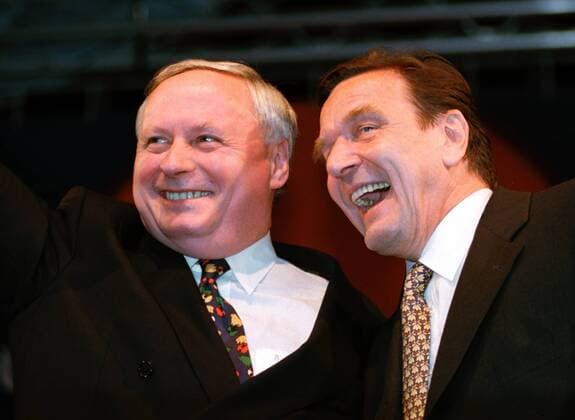 SPD-Kanzlerkandidat Gerhard Schroeder (R) und Parteivorsitzender Oskar Lafontaine feiern den Wahlsieg ihrer Partei bei der Bundestagswahl 1998 , Bonn den 27.09.1998 , Bonn Deutschland Copyright: xAndreasxNollx